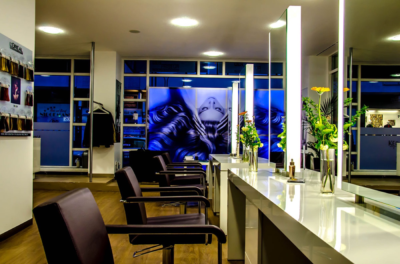 Arbeitsplätze mit Spiegeln im Salon