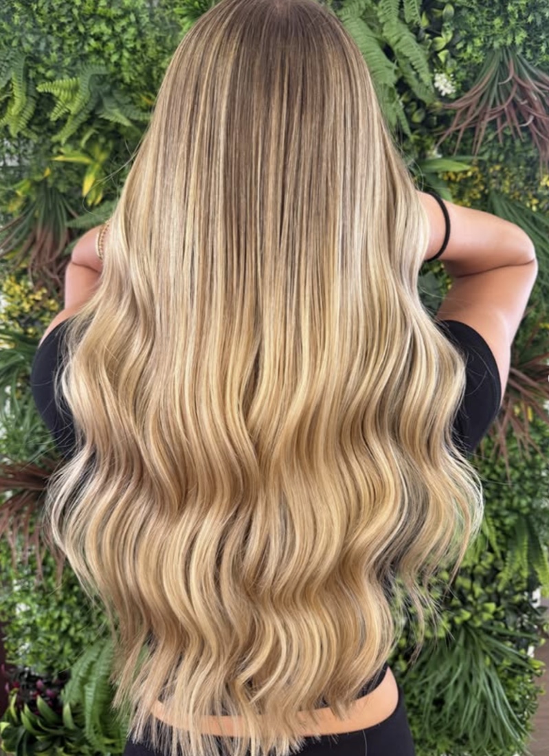 Langes Balayage-Blond mit natürlichem Verlauf